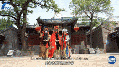 敦煌市正在党河风情线上的非遗打铁花表演令人